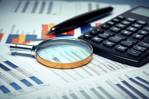 Lupe, Taschenrechner und Kugelschreiber